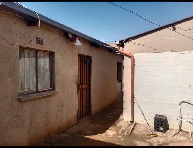 8 BEDROOM HOUSE FOR SALE IN ROODEKOP